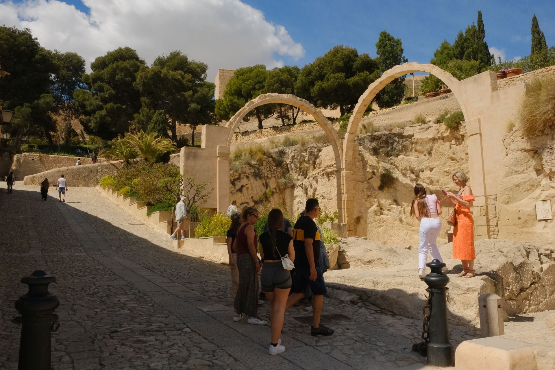 Alicantinos y turistas celebran la Pascua en el castillo de Santa Bárbara