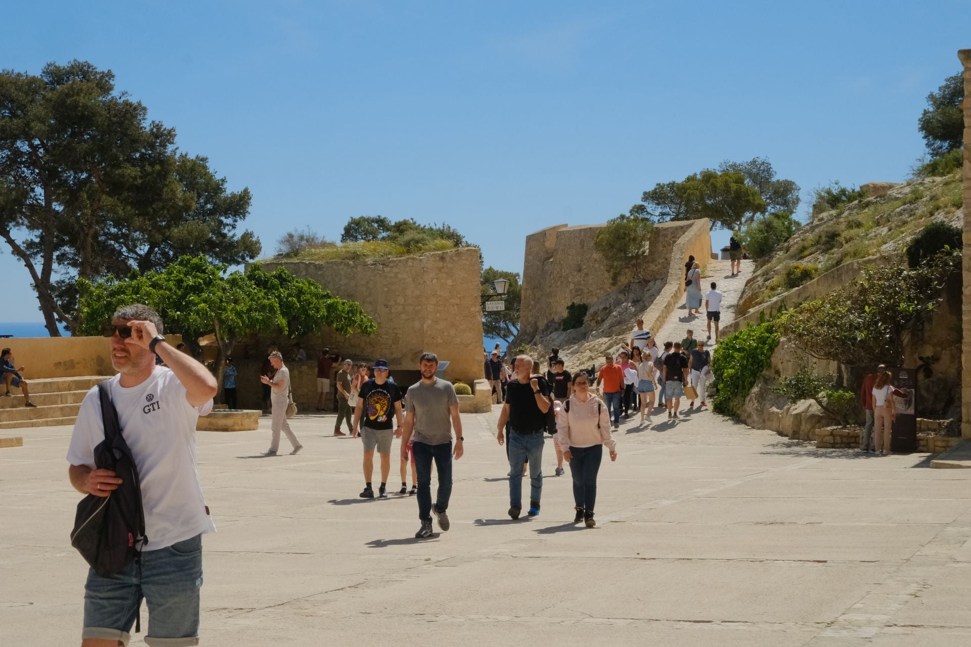 Alicantinos y turistas celebran la Pascua en el castillo de Santa Bárbara