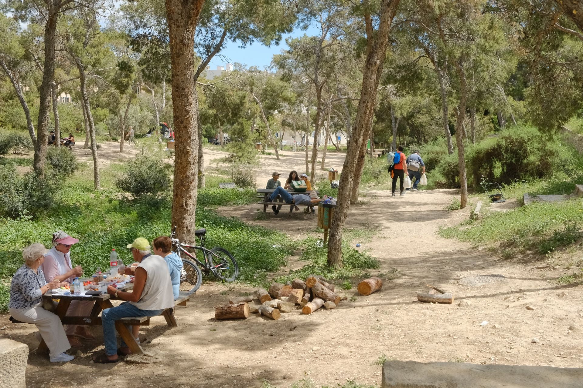Alicantinos y turistas celebran la Pascua en el castillo de Santa Bárbara