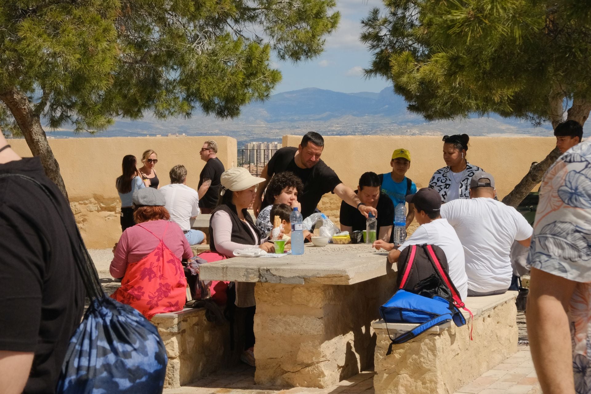 Alicantinos y turistas celebran la Pascua en el castillo de Santa Bárbara