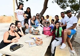 Grupo de amigos comiendo la mona de Pascua en Alicante.