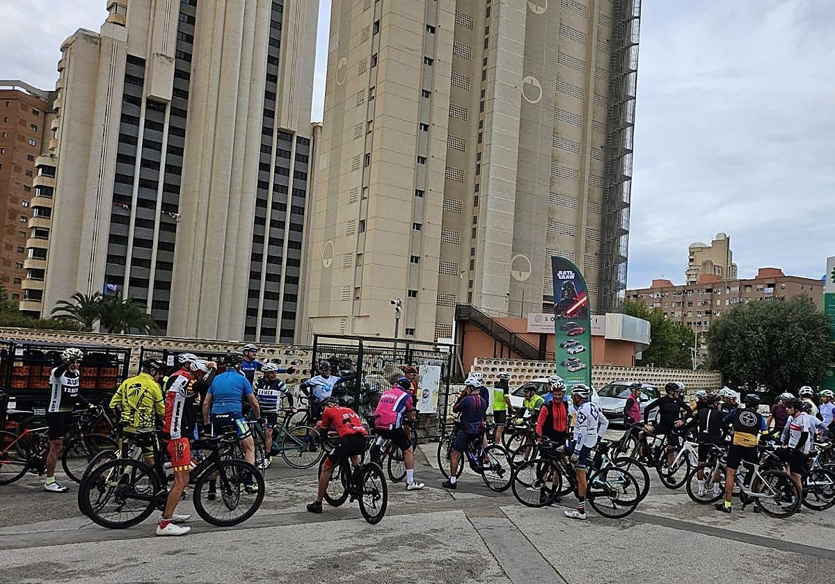 Grupo de cicloturistas que quedó el domingo por la mañana para salir en grupo desde Benidorm.
