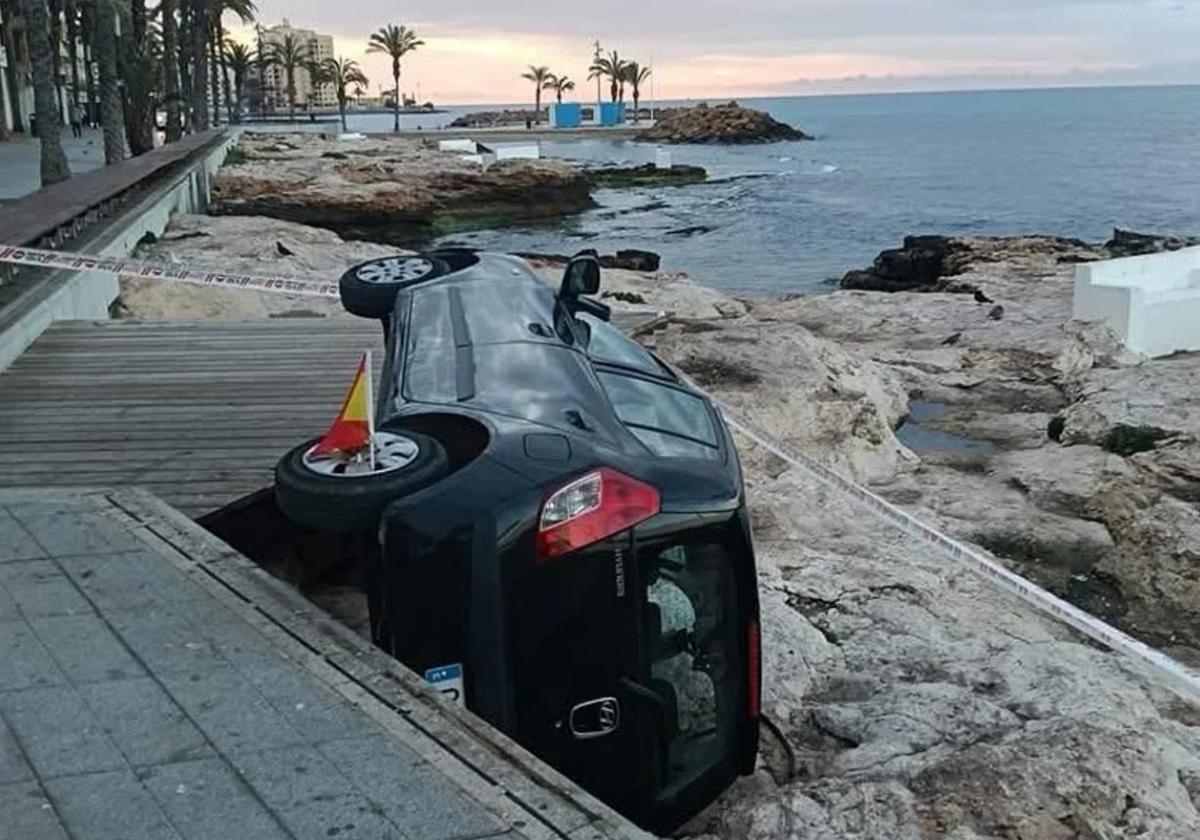 Rescatan a la conductora de un vehículo tras caer a las rocas del paseo marítimo de Torrevieja