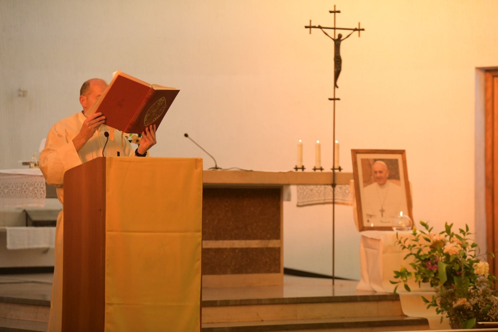 Los jesuitas de Alicante rezan por su hermano Francisco