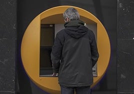 Un hombre utiliza un cajero automático, en una imagen de archivo.