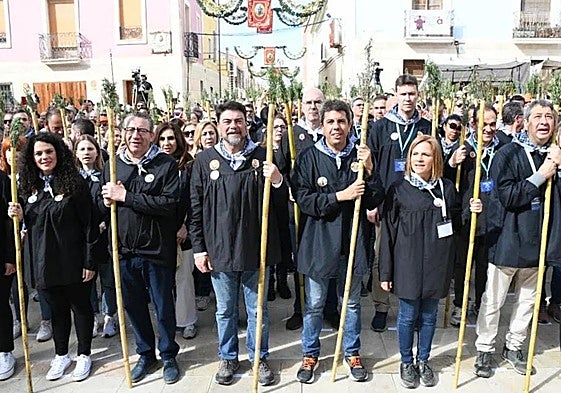 Carlos Mazón junto al resto de políticos municipales en la romería del 2024.