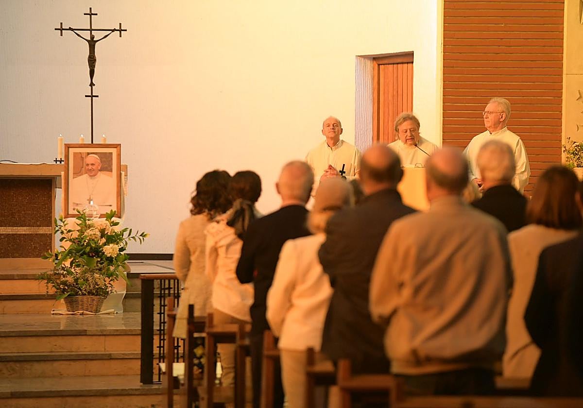 Los jesuitas de Alicante rezan por su hermano Francisco