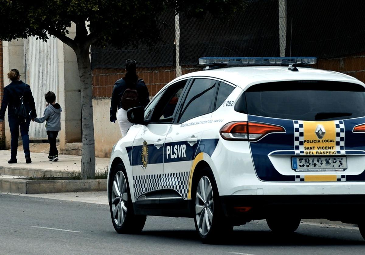 Pilla a un ladrón robándole dentro de su casa en San Vicente
