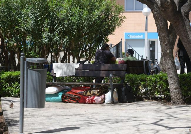 Personas sin hogar en la plaza de América.