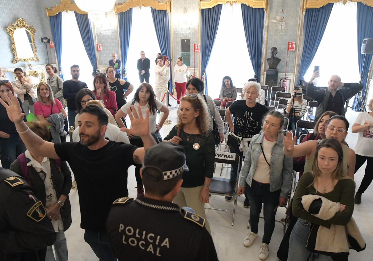 Imagen principal - Varios momentos de la protesta. 