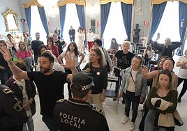 Animalistas se abroncan con los concejales de Alicante en el Pleno.