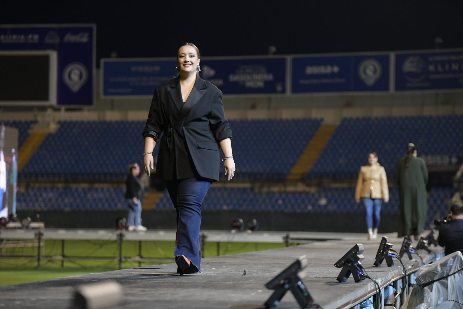 Las candidatas a bellea del foc de Alicante ensayan en la pasarela del Rico Pérez