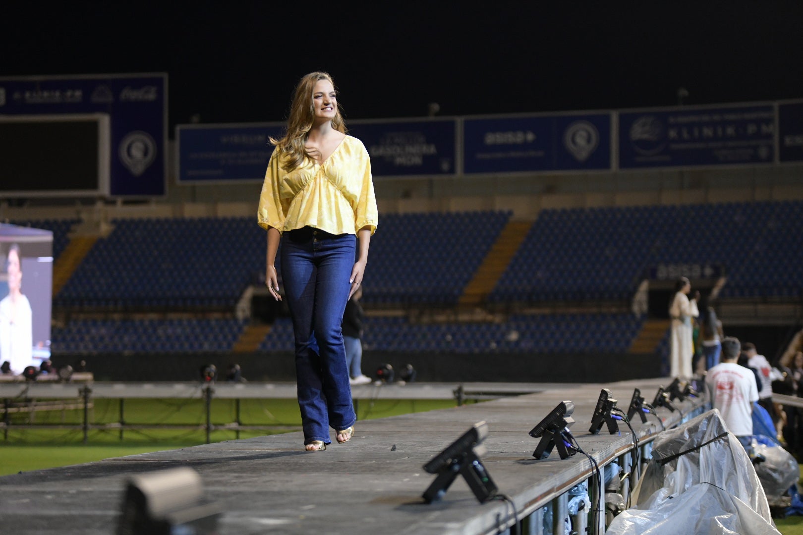 Las candidatas a bellea del foc de Alicante ensayan en la pasarela del Rico Pérez