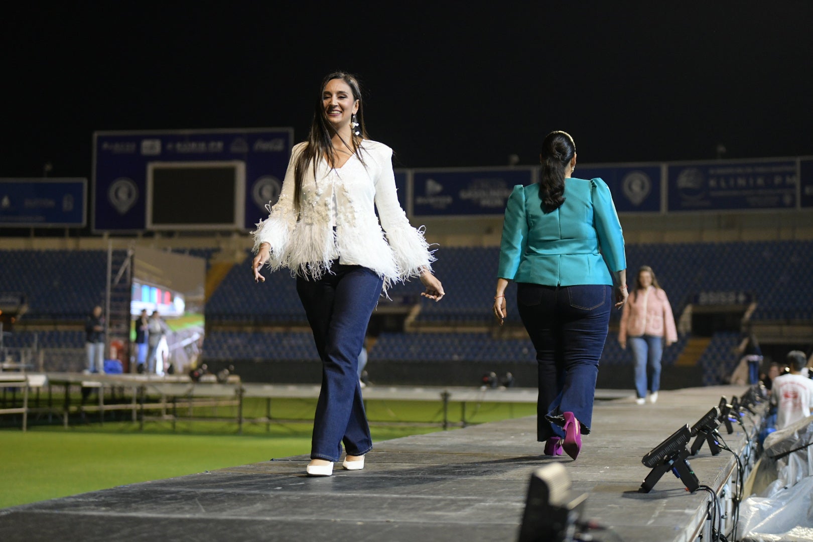 Las candidatas a bellea del foc de Alicante ensayan en la pasarela del Rico Pérez