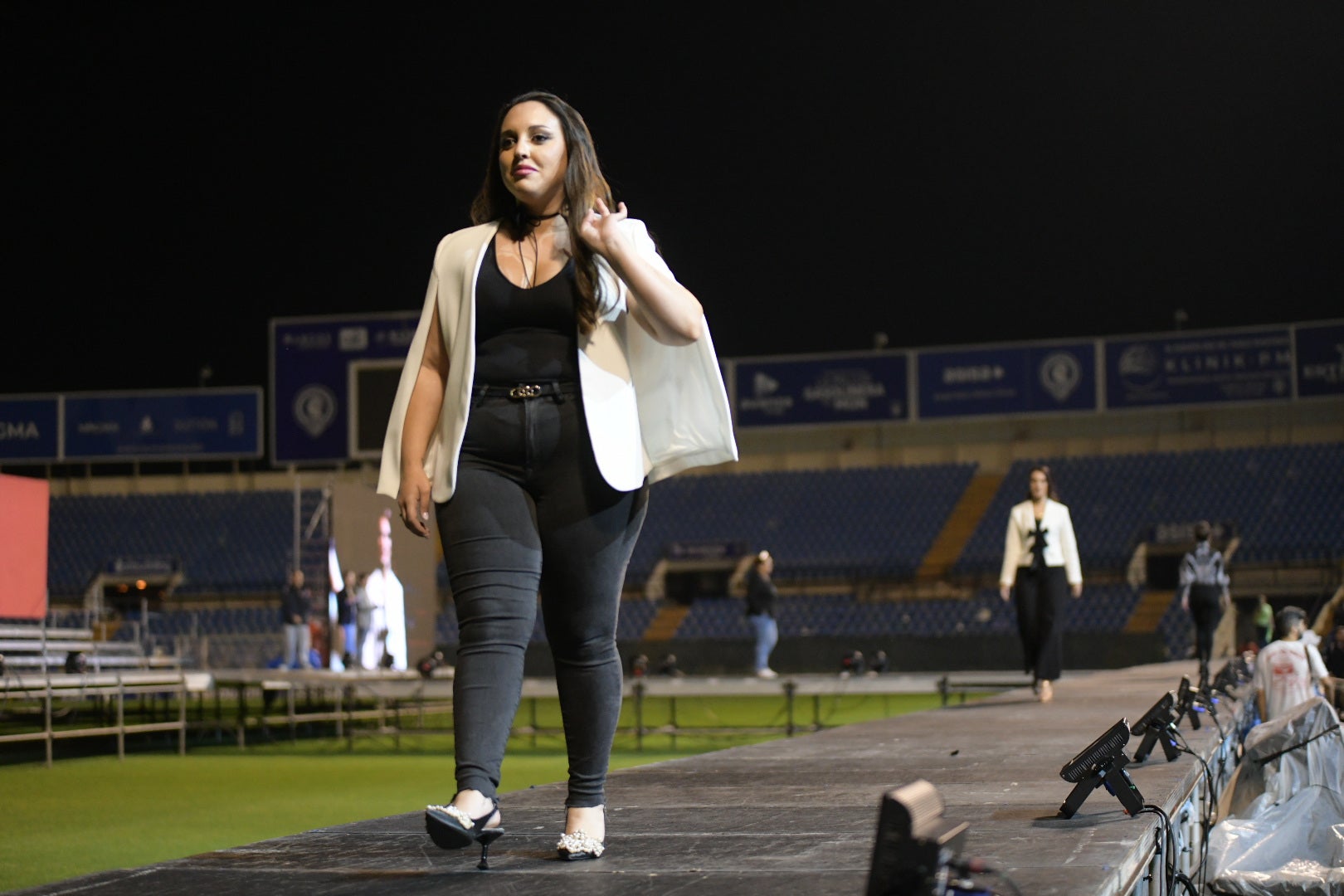Las candidatas a bellea del foc de Alicante ensayan en la pasarela del Rico Pérez