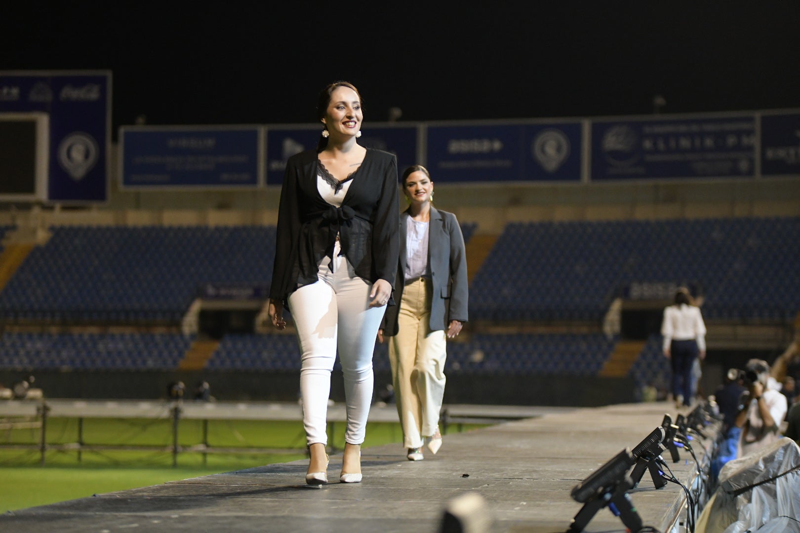 Las candidatas a bellea del foc de Alicante ensayan en la pasarela del Rico Pérez