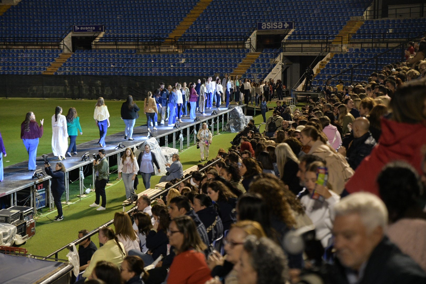 Las candidatas a bellea del foc de Alicante ensayan en la pasarela del Rico Pérez