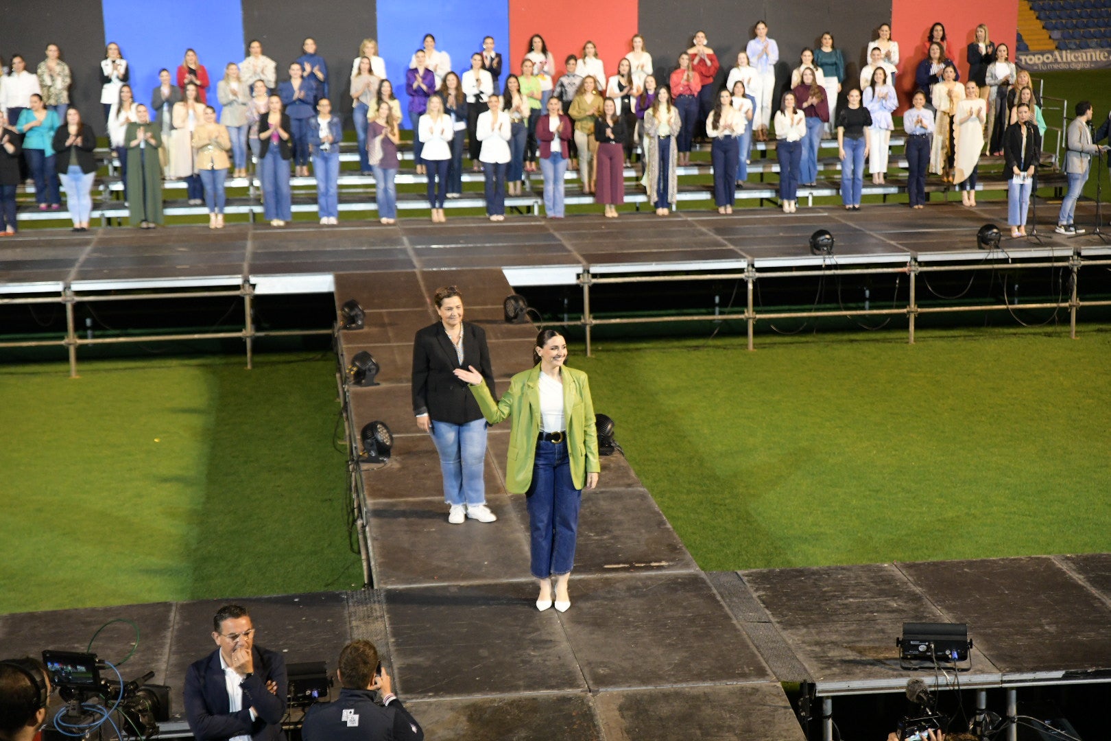 Las candidatas a bellea del foc de Alicante ensayan en la pasarela del Rico Pérez