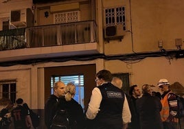 Técnicos y autoridades, junto a los edificios siniestrados en San Antón.