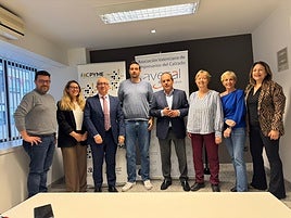 Foto de familia tras la firma del nuevo convenio.