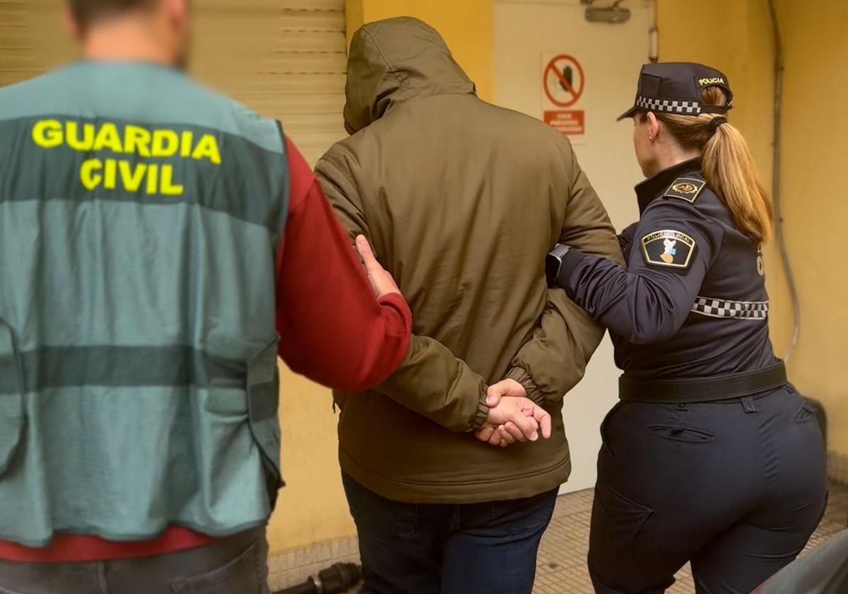 Detenido por robar en el depósito municipal de coches en Oliva