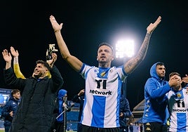 Javi Moreno aplaude a la afición del Hércules tras un partido en el Rico Pérez.