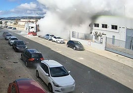 Los investigadores de la Guardia Civil, durante la operación.