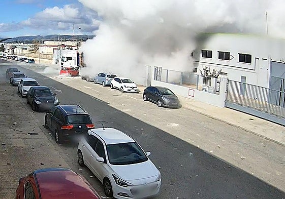 Los investigadores de la Guardia Civil, durante la operación.