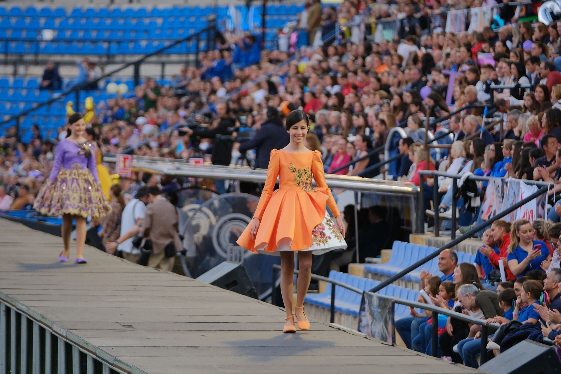 Las candidatas infantiles estrenan la pasarela en el Rico Pérez