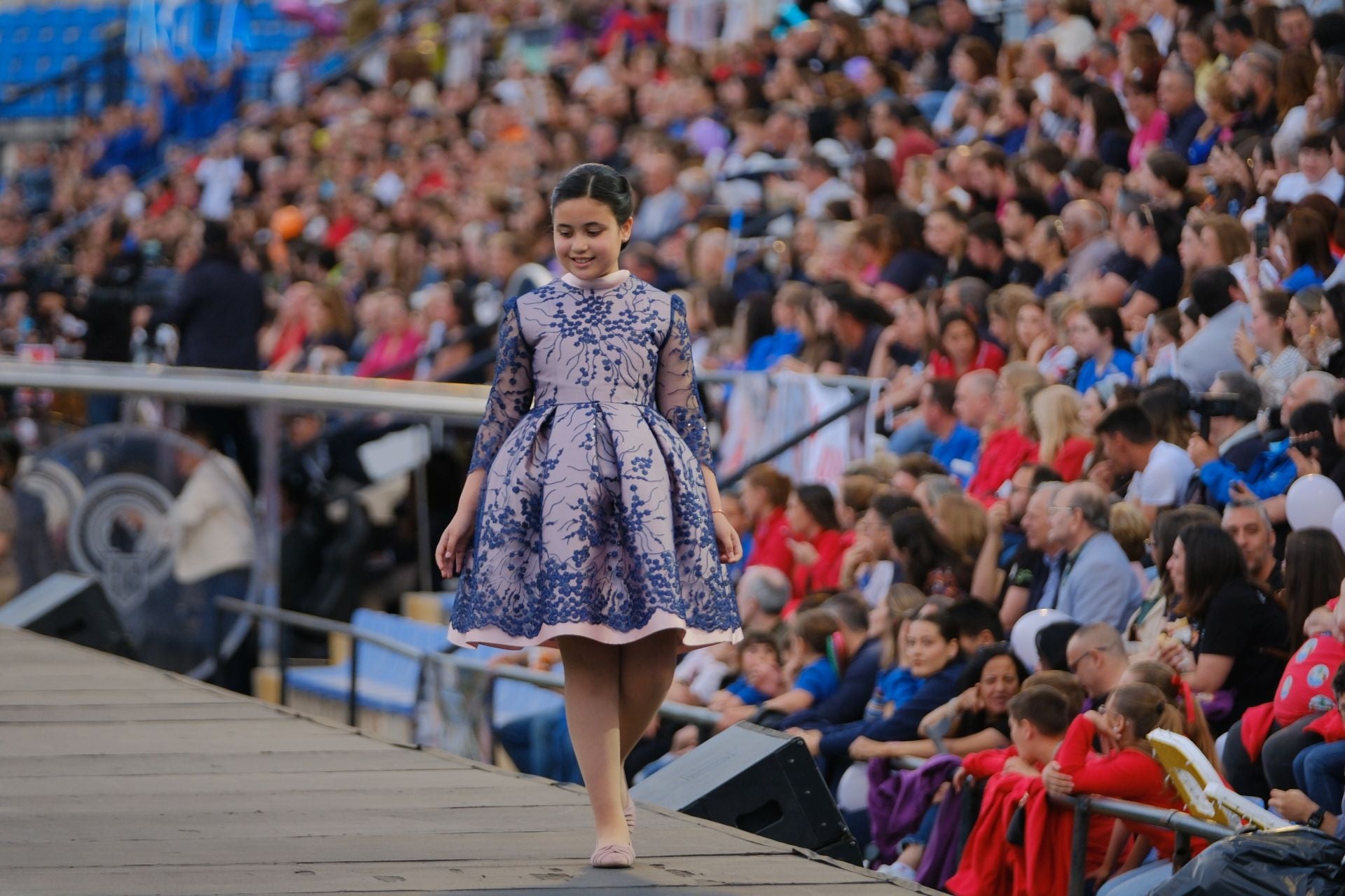Las candidatas infantiles estrenan la pasarela en el Rico Pérez