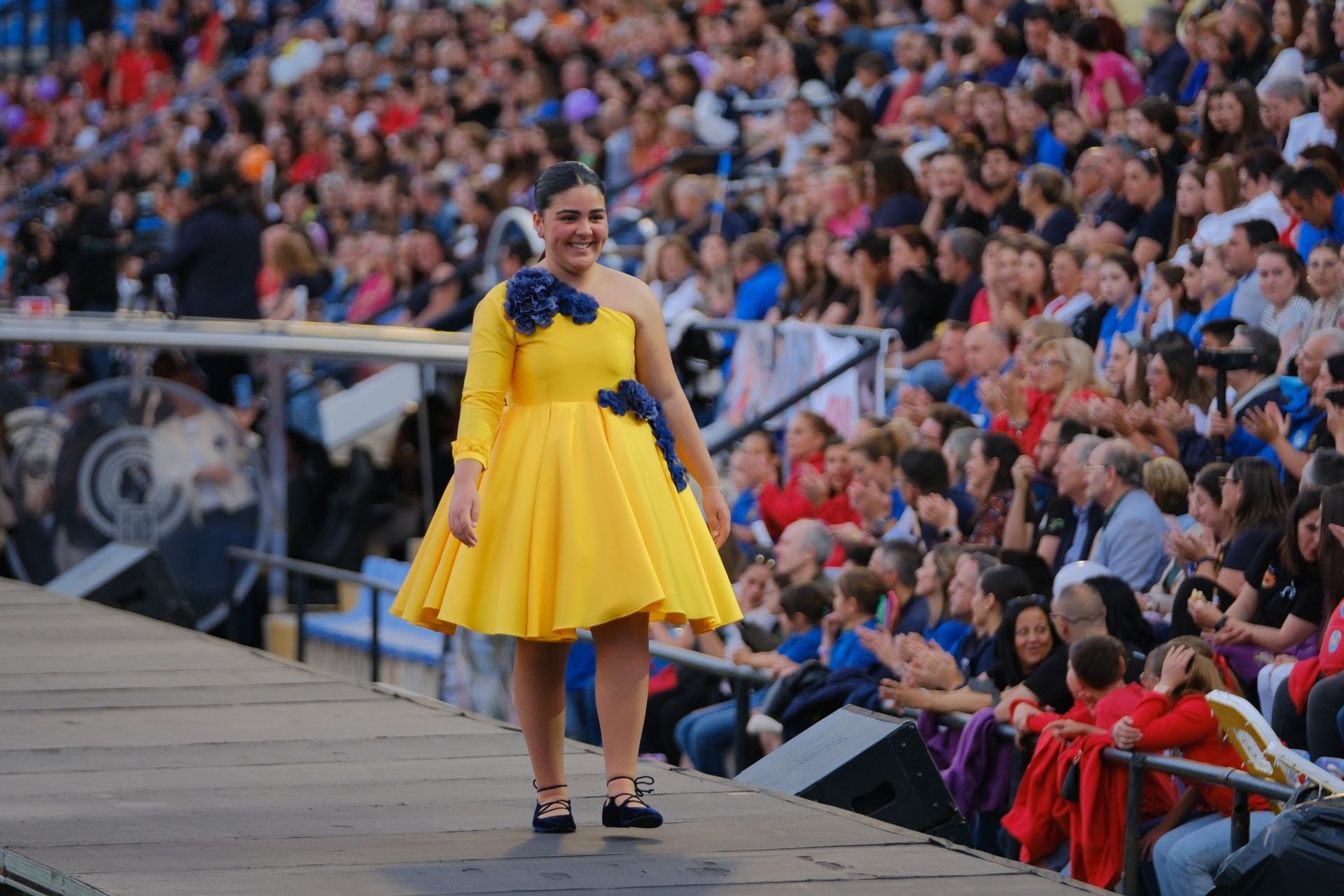 Las candidatas infantiles estrenan la pasarela en el Rico Pérez