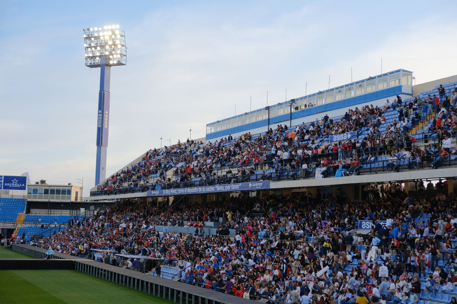 Las candidatas infantiles estrenan la pasarela en el Rico Pérez