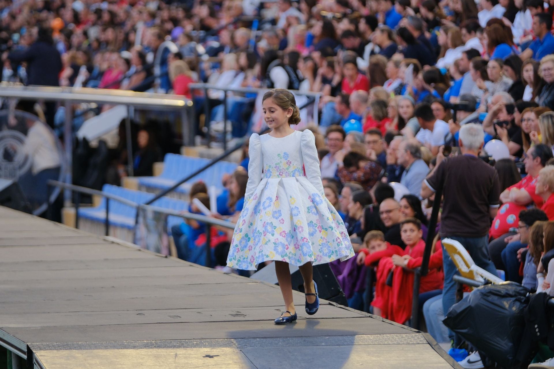 Las candidatas infantiles estrenan la pasarela en el Rico Pérez