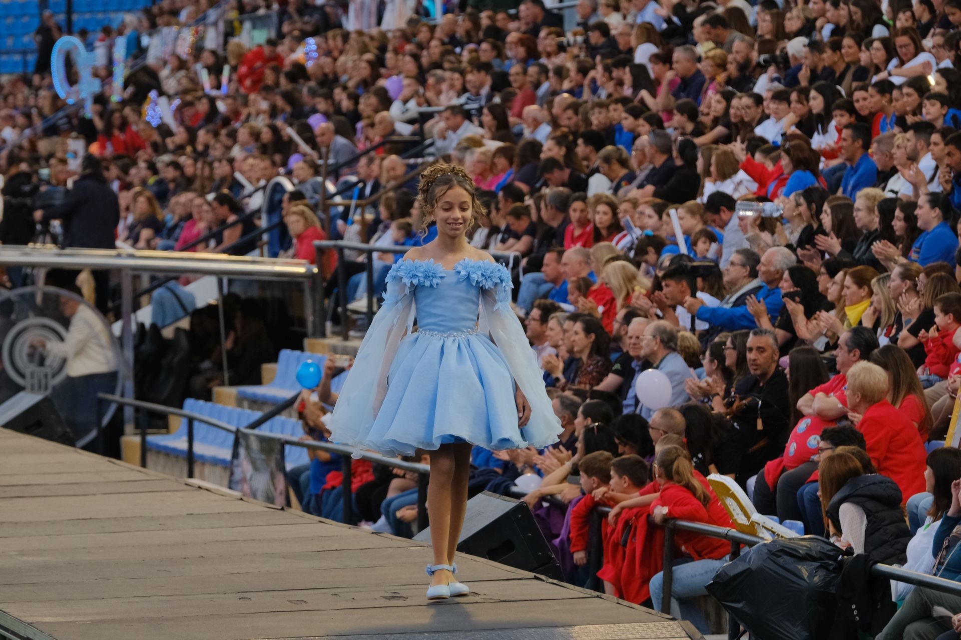 Las candidatas infantiles estrenan la pasarela en el Rico Pérez