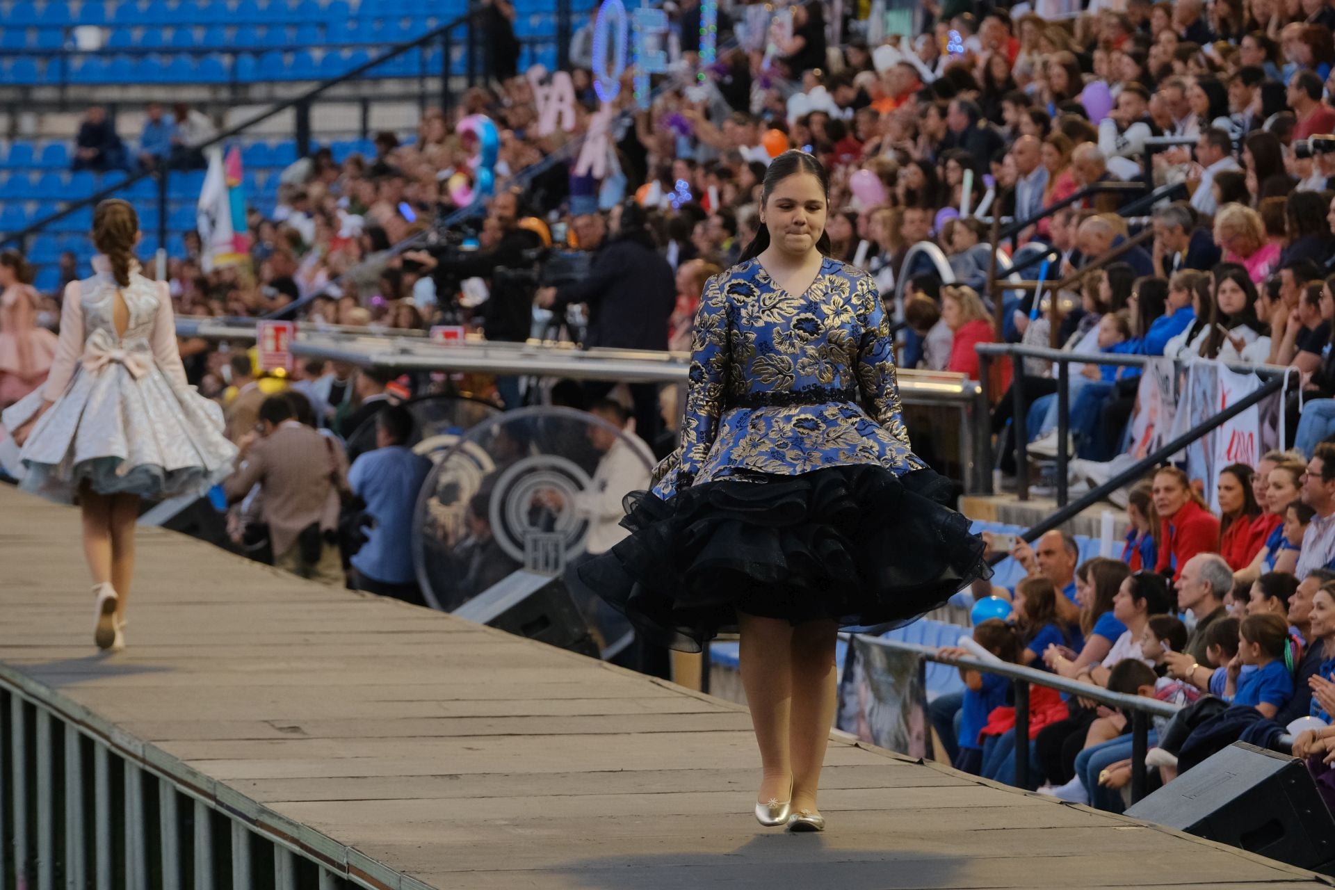 Las candidatas infantiles estrenan la pasarela en el Rico Pérez