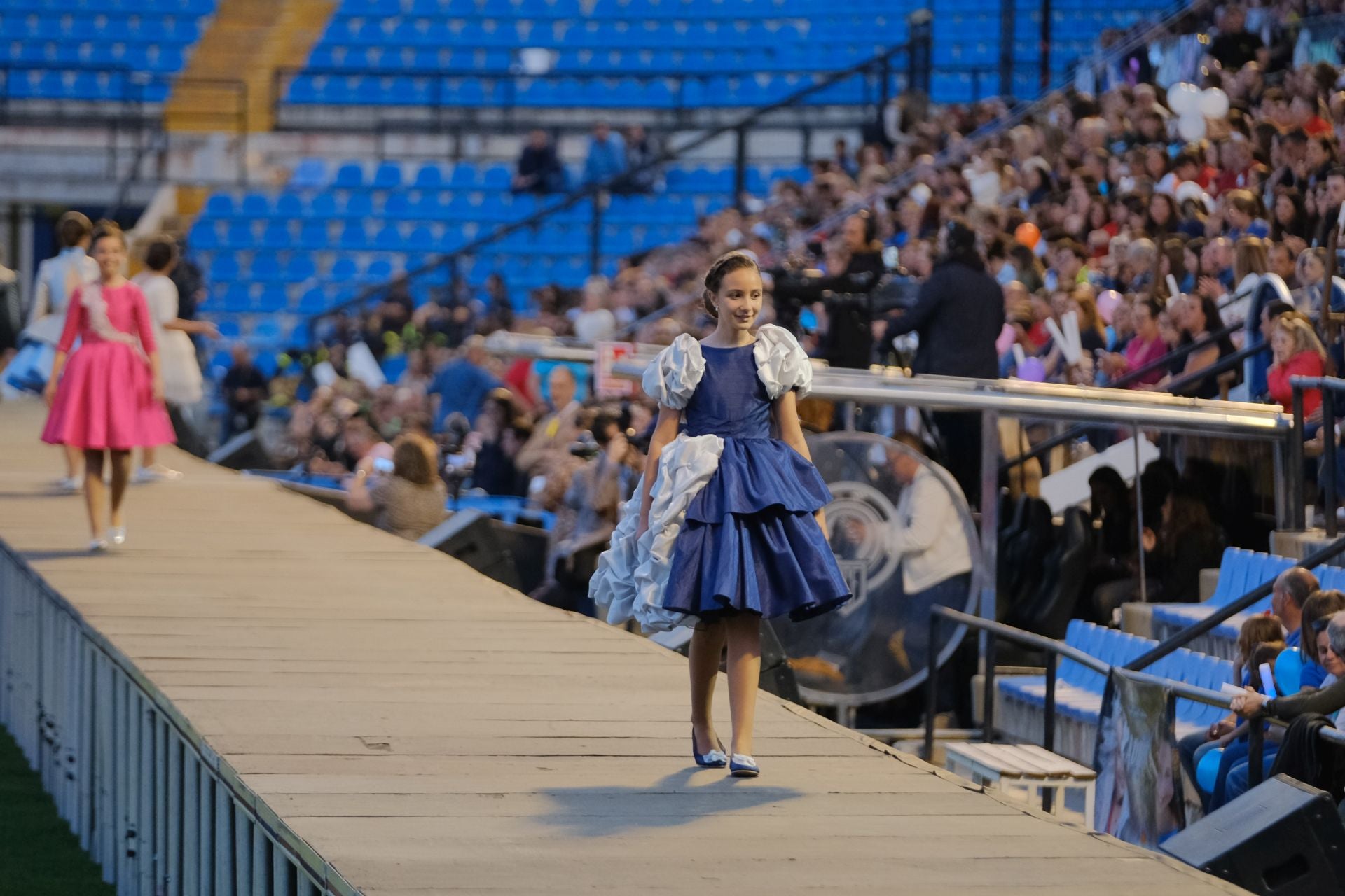 Las candidatas infantiles estrenan la pasarela en el Rico Pérez