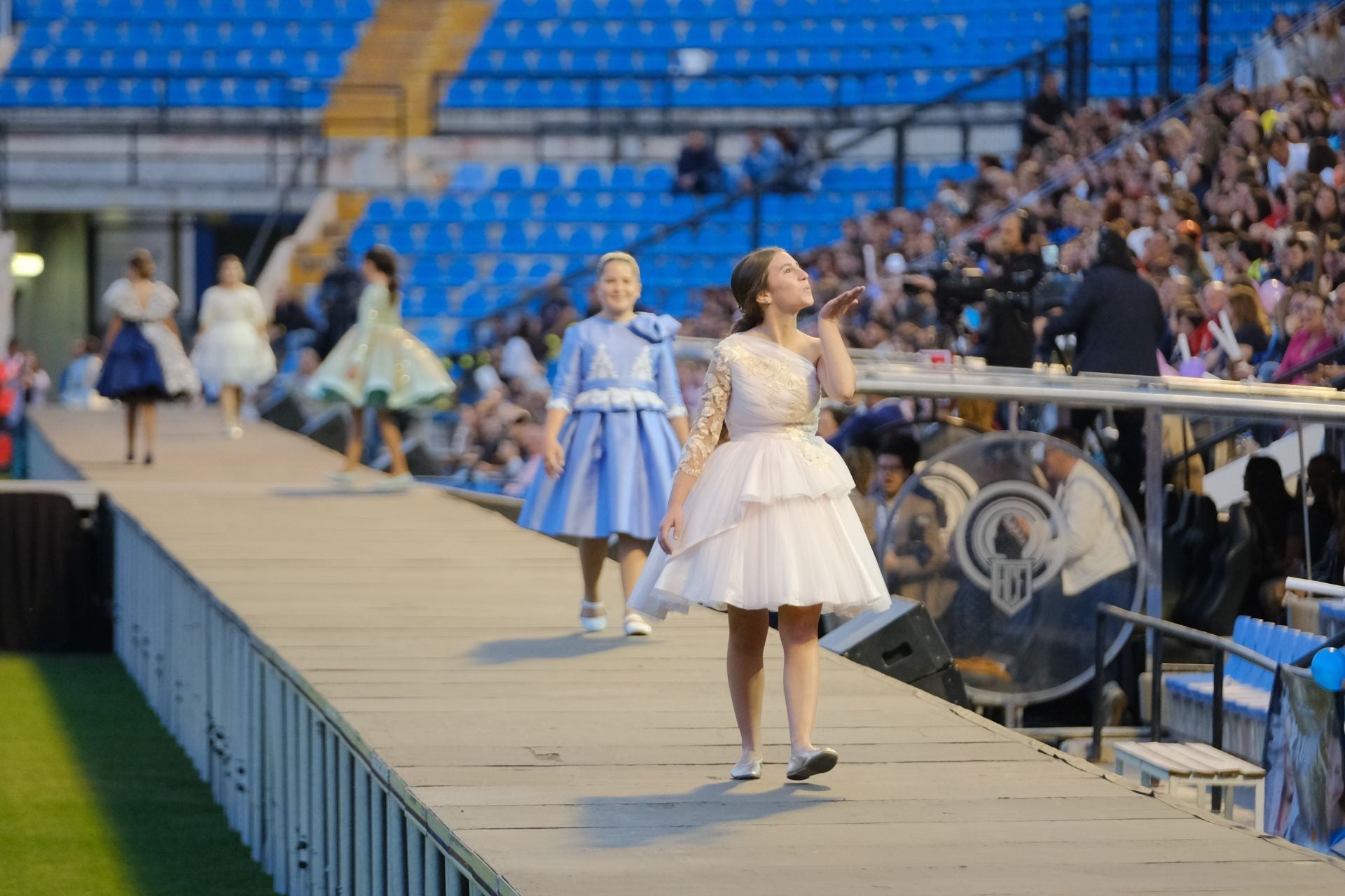 Las candidatas infantiles estrenan la pasarela en el Rico Pérez