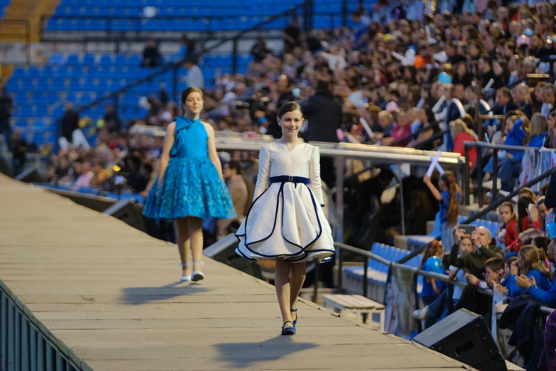 Las candidatas infantiles estrenan la pasarela en el Rico Pérez