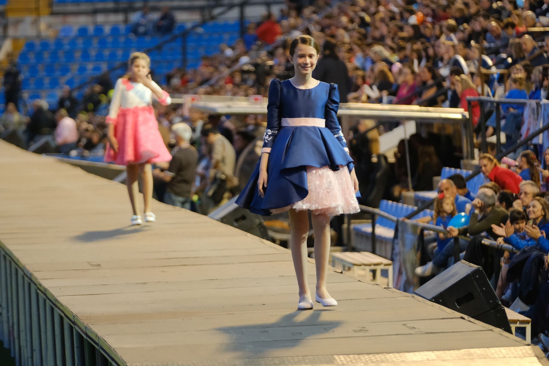 Las candidatas infantiles estrenan la pasarela en el Rico Pérez