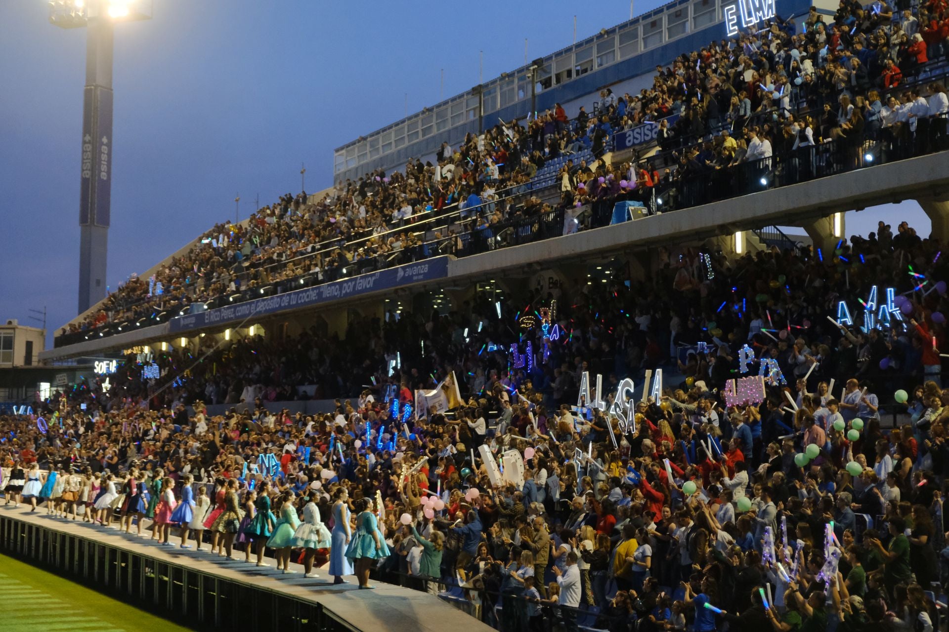 Las candidatas infantiles estrenan la pasarela en el Rico Pérez