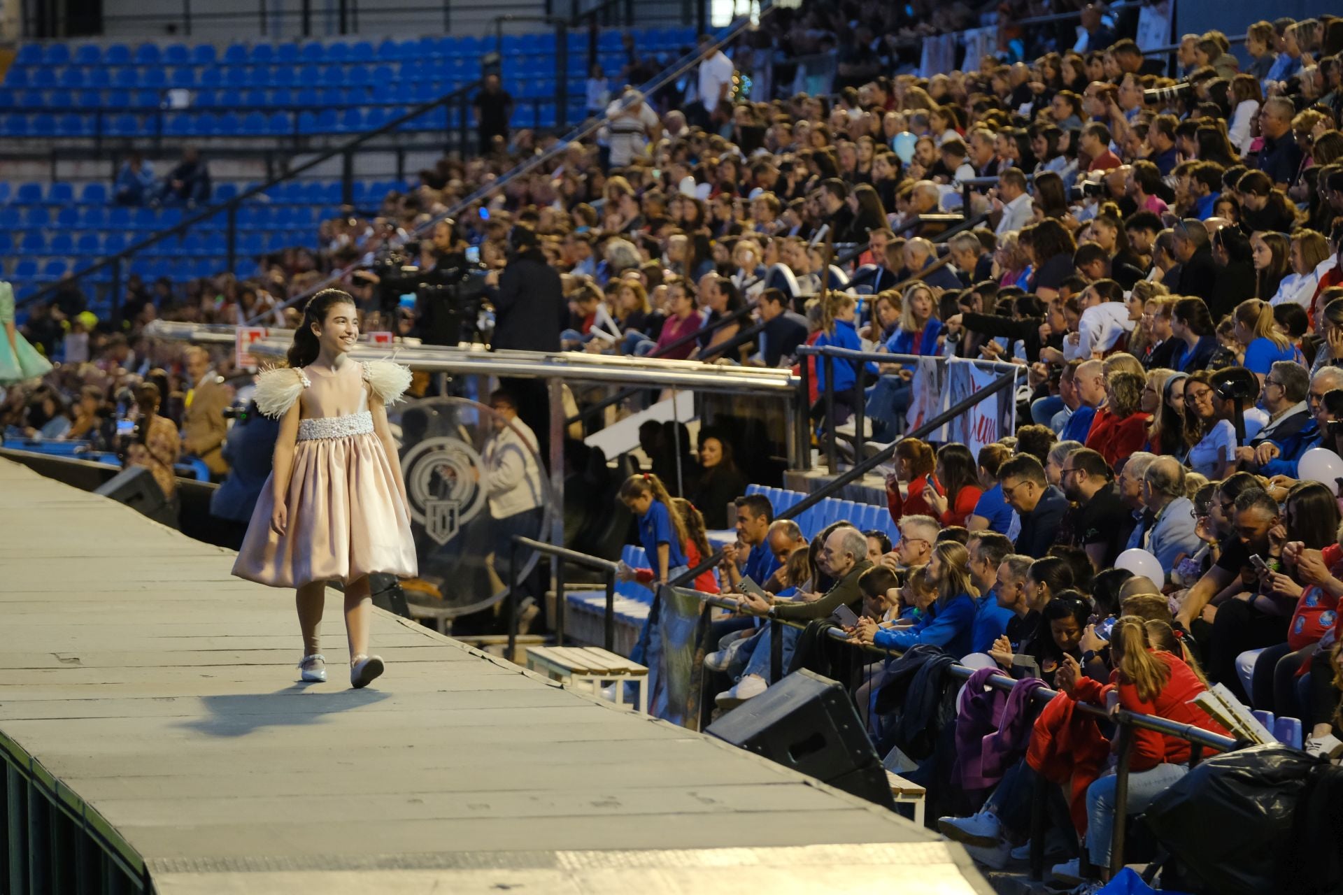 Las candidatas infantiles estrenan la pasarela en el Rico Pérez