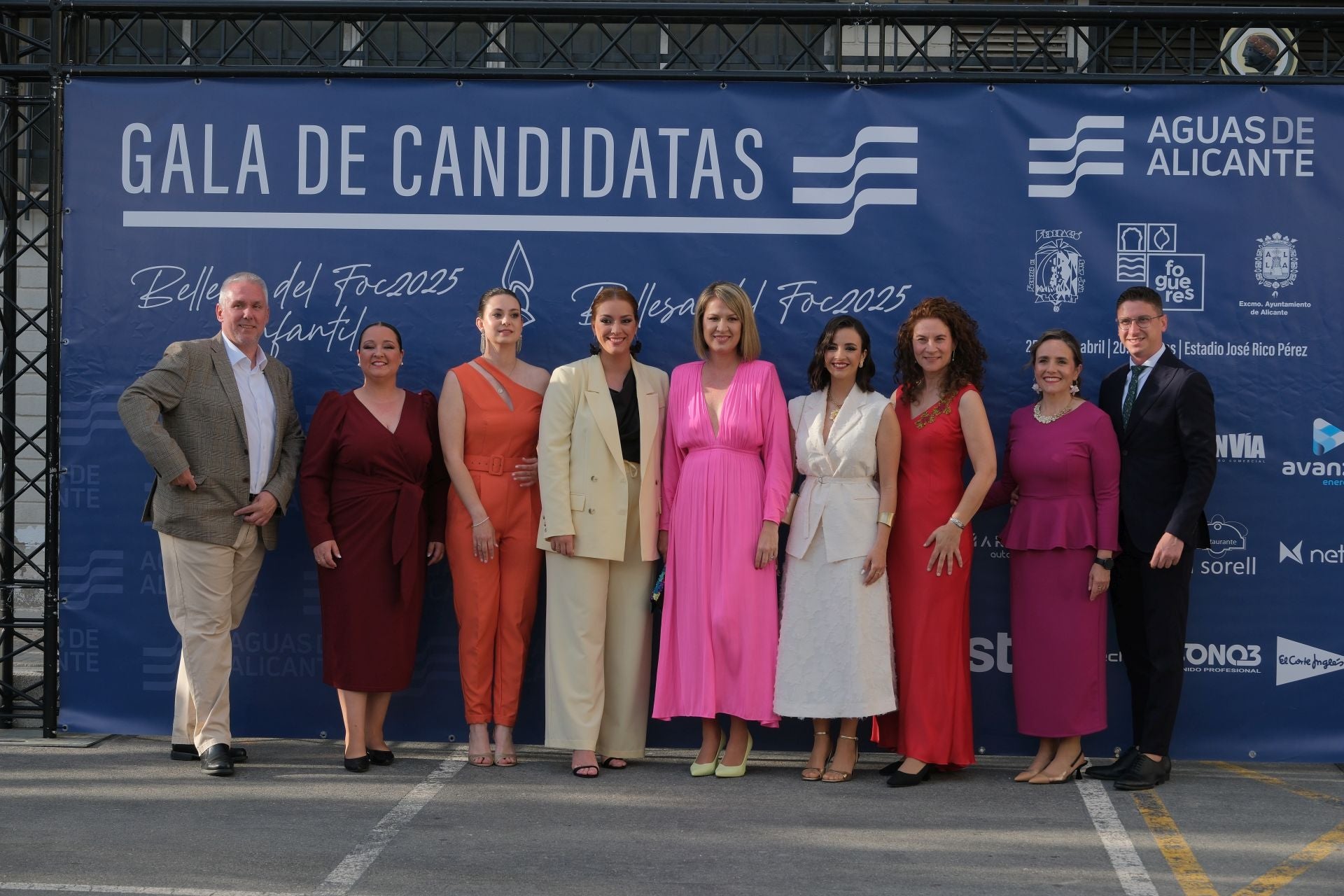 Photocall de las candidatas infantiles con los vestidos de gala