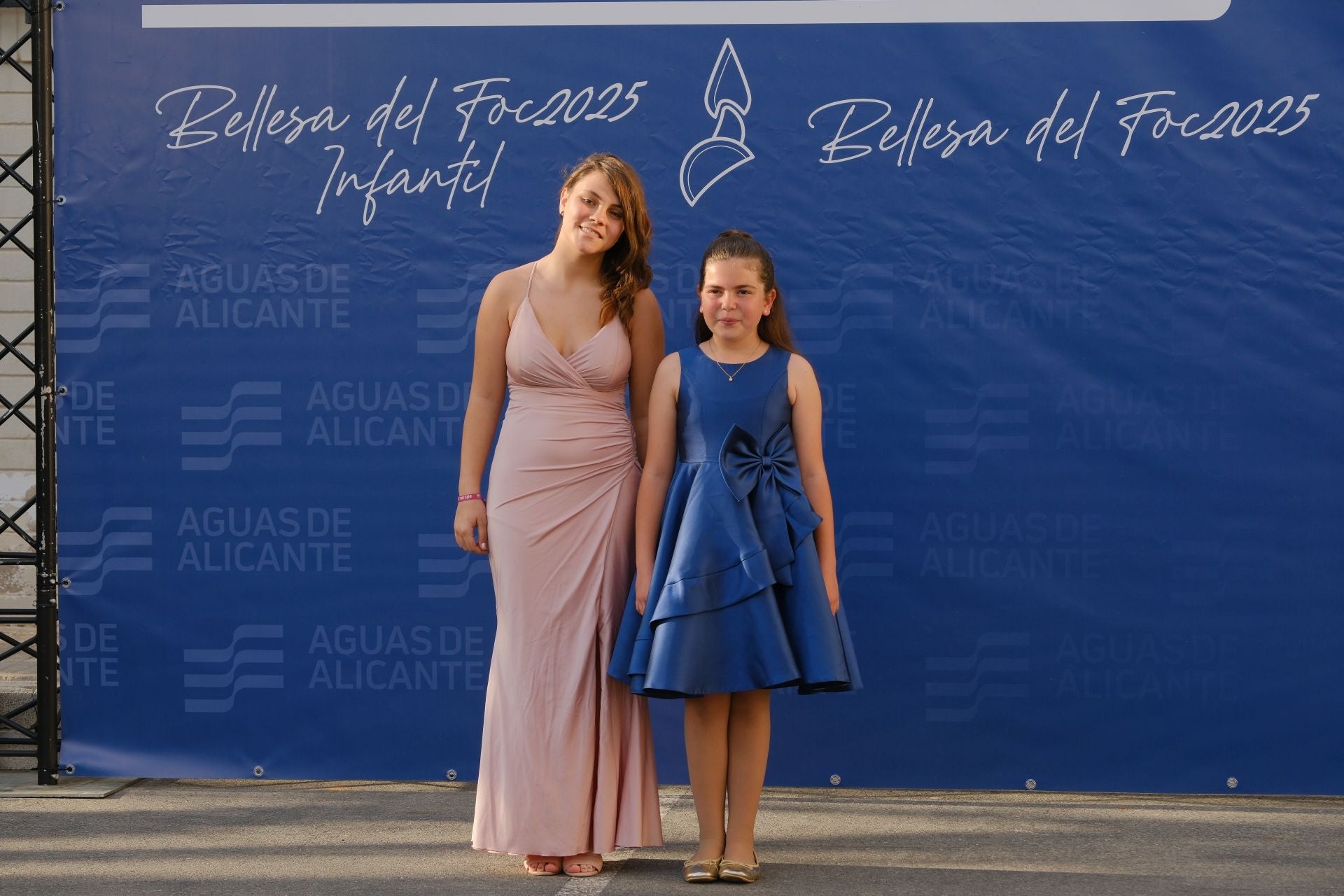Photocall de las candidatas infantiles con los vestidos de gala