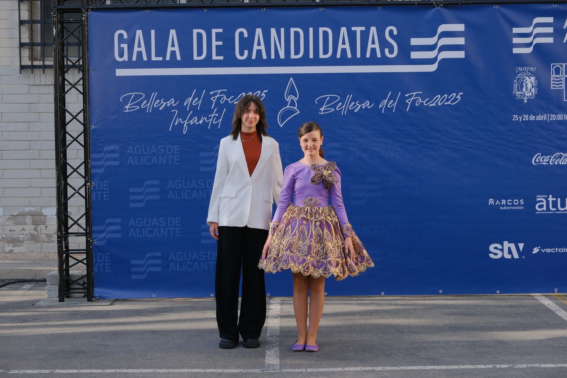 Photocall de las candidatas infantiles con los vestidos de gala