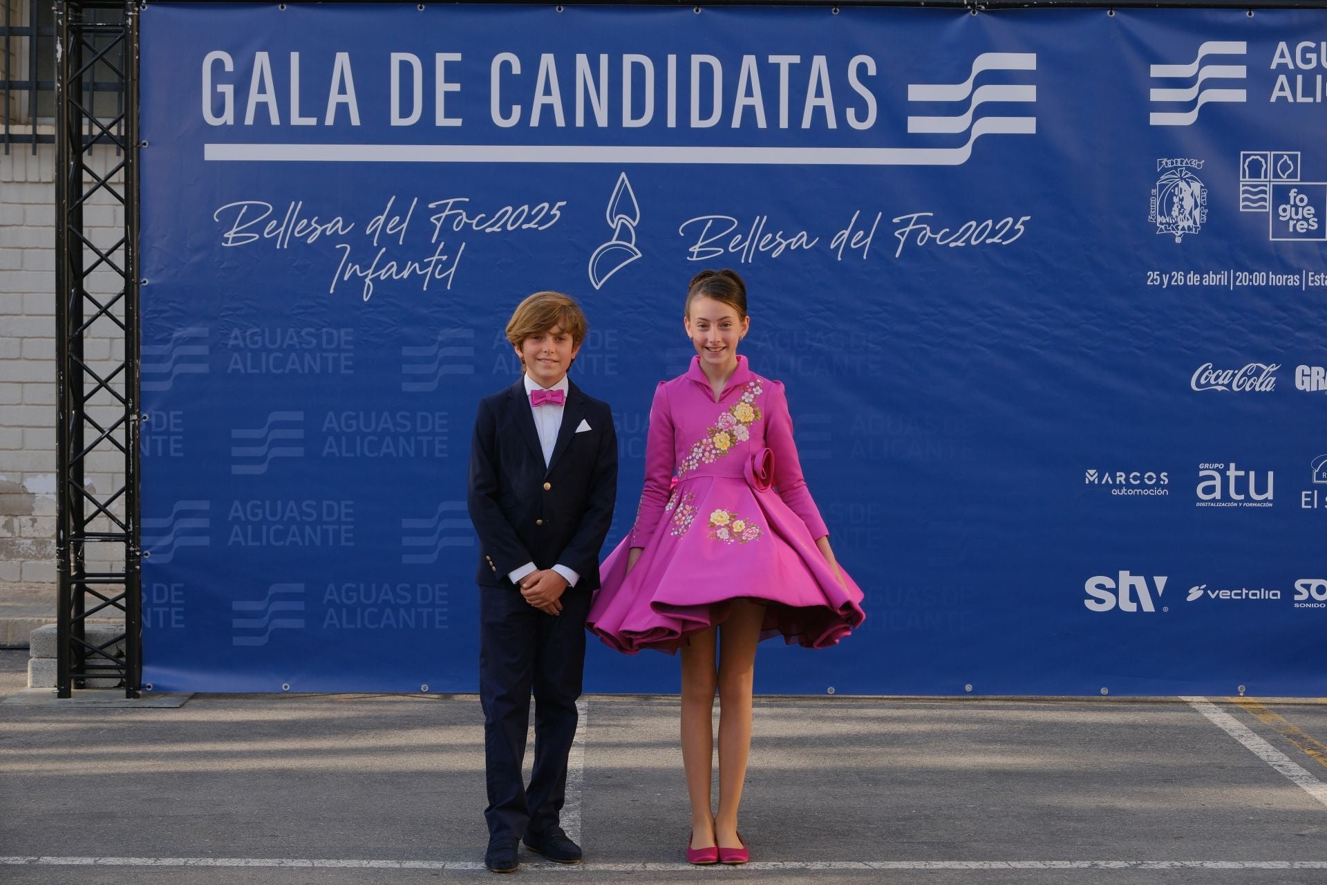 Photocall de las candidatas infantiles con los vestidos de gala
