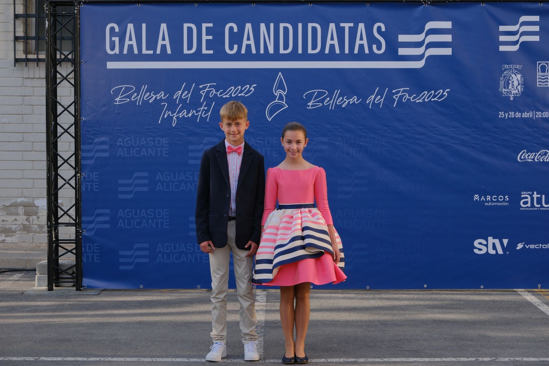 Photocall de las candidatas infantiles con los vestidos de gala
