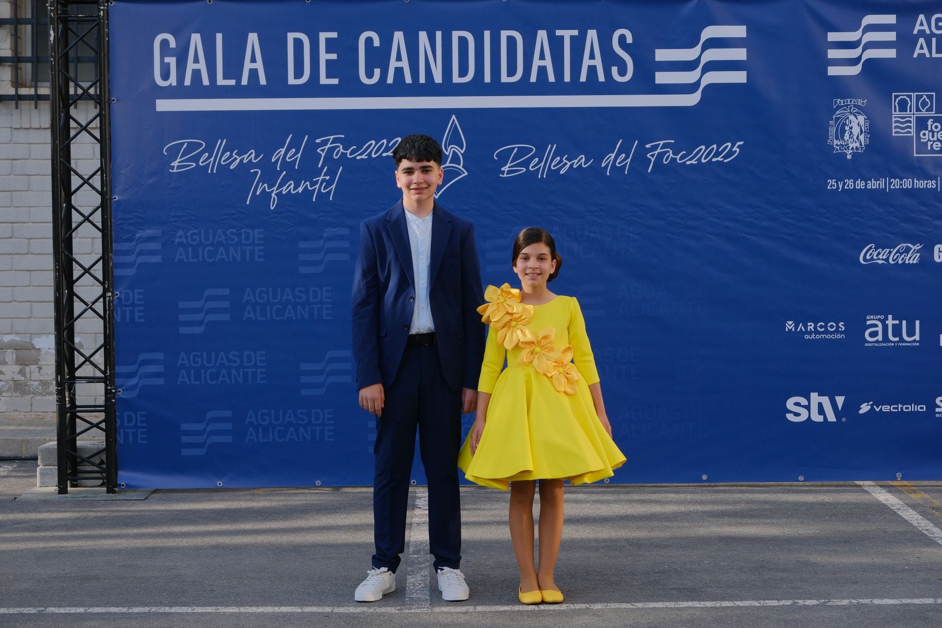 Photocall de las candidatas infantiles con los vestidos de gala