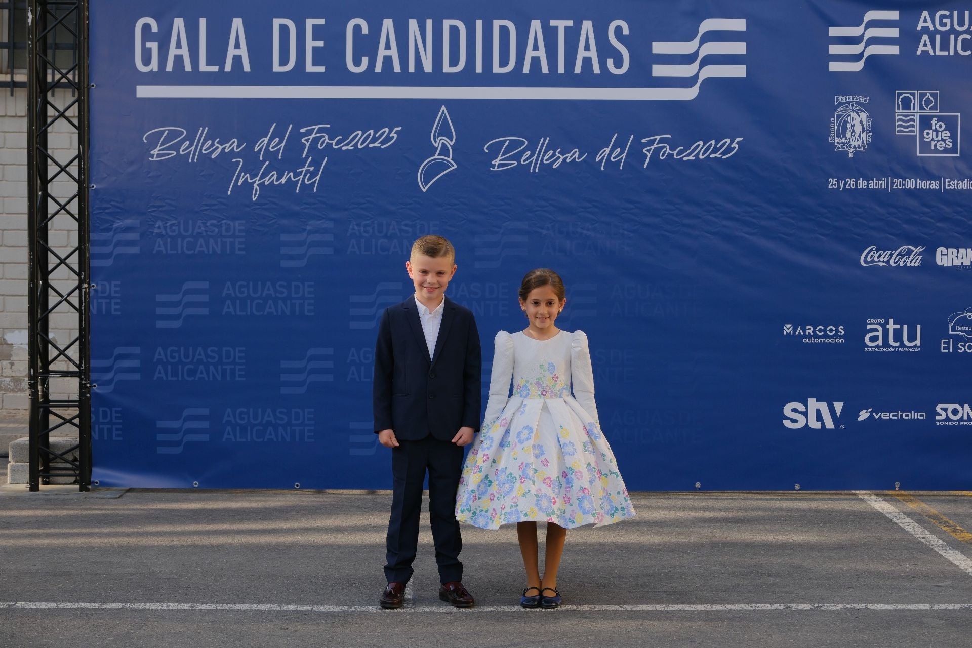 Photocall de las candidatas infantiles con los vestidos de gala