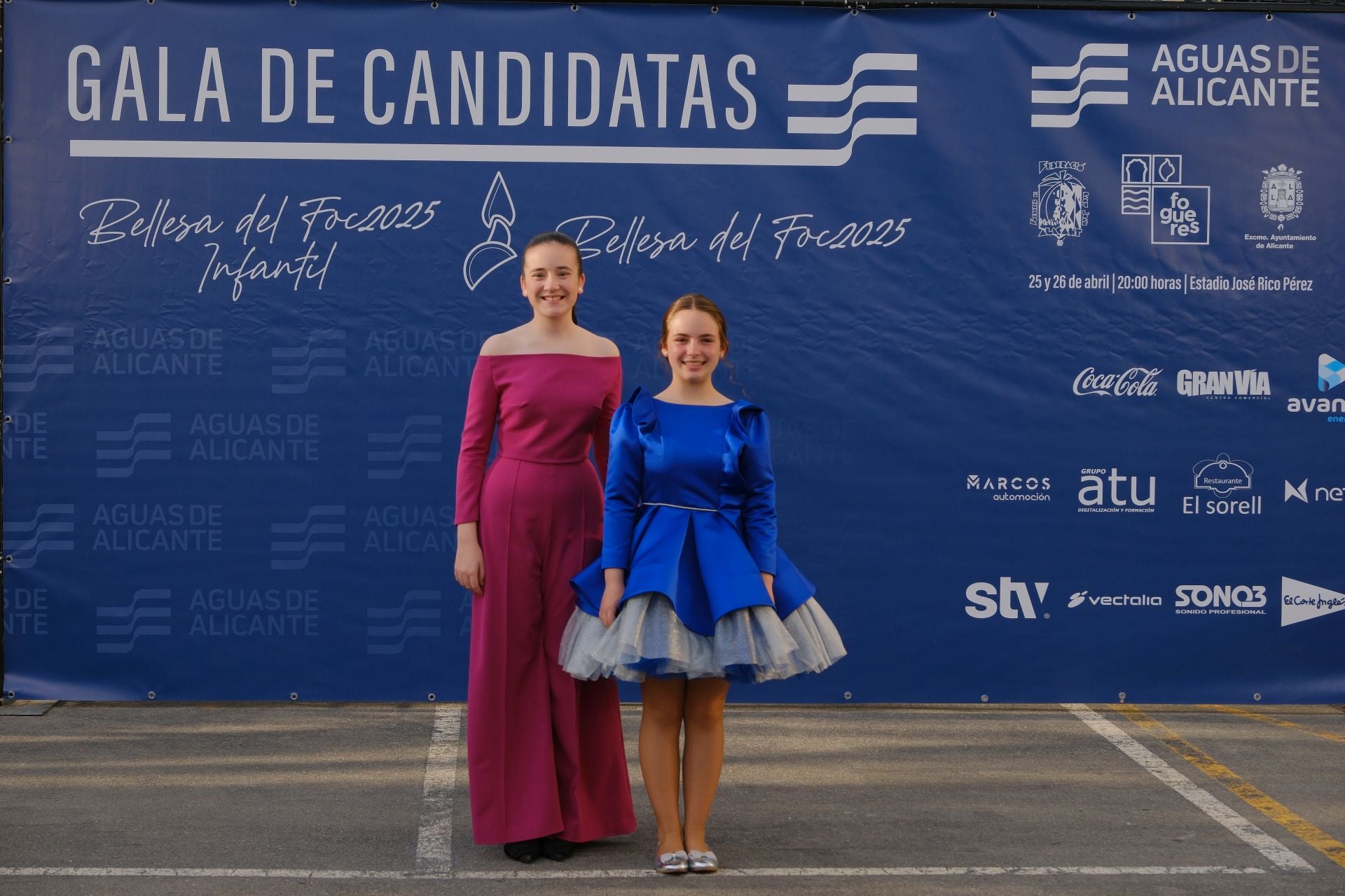 Photocall de las candidatas infantiles con los vestidos de gala