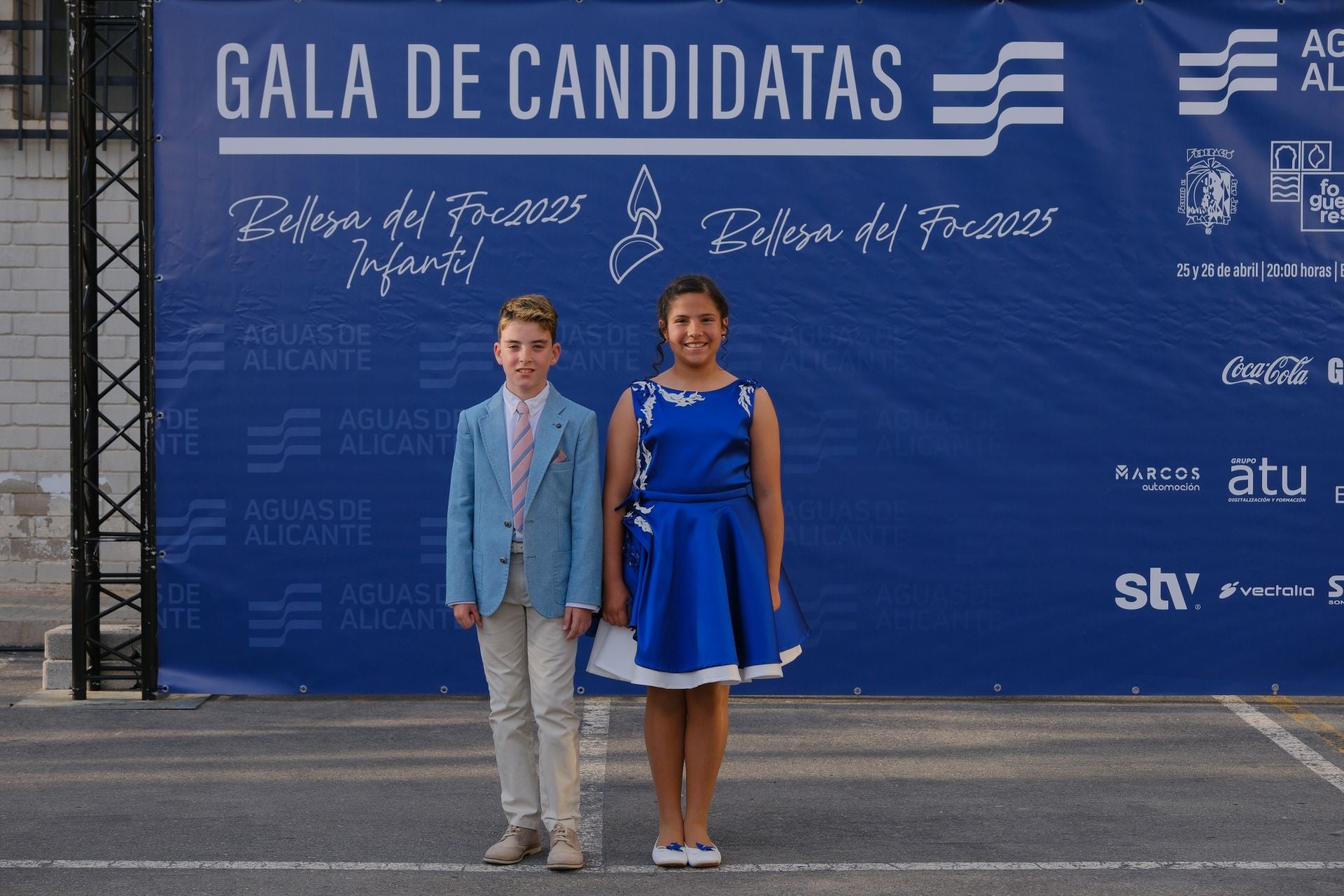 Photocall de las candidatas infantiles con los vestidos de gala